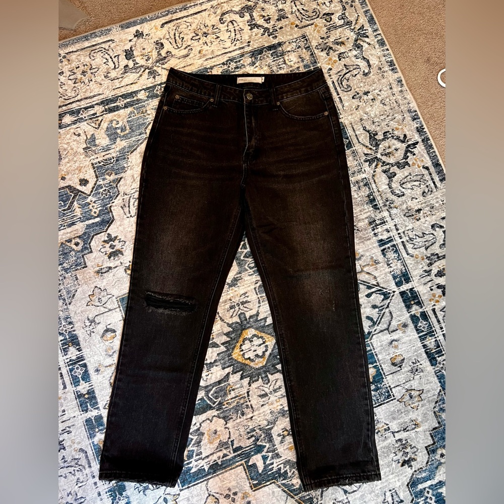 Women’s Black distressed boyfriend jeans
